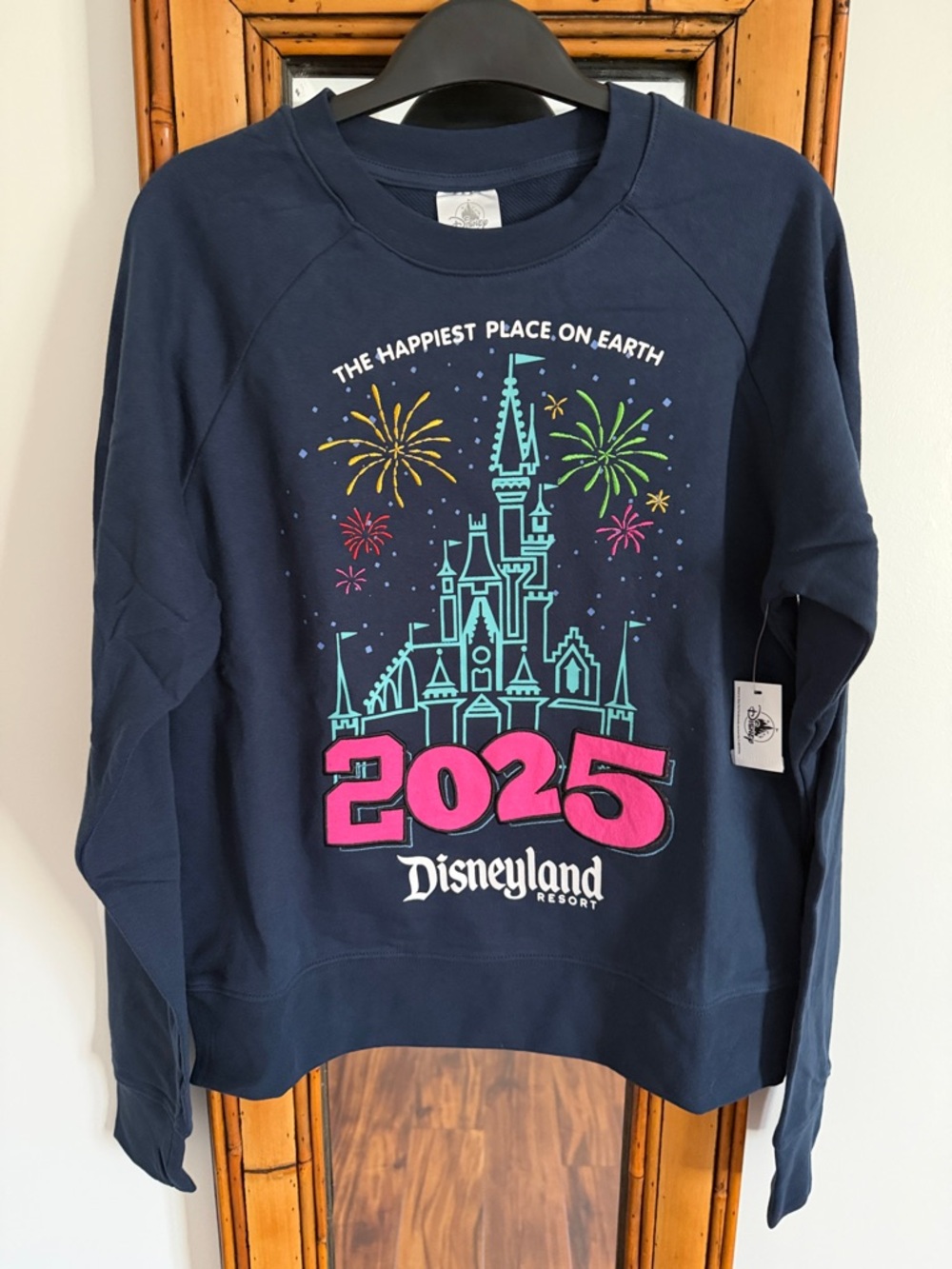 🏷️ New with tags Disneyland castle embroidered sweatshirt navy blue small